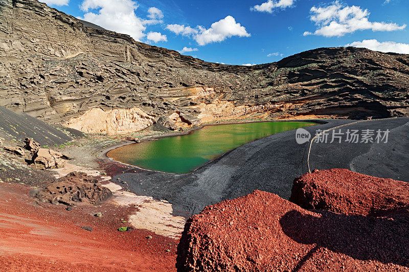 火山湖El Golfo，兰萨罗特，加那利群岛，西班牙的广角全景